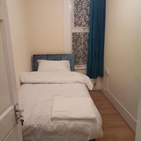 Single Bedroom Near London Seven Kings Train Station Ίλφορντ Εξωτερικό φωτογραφία