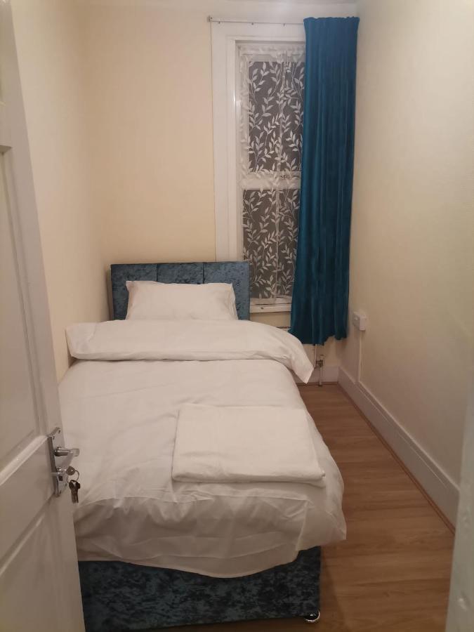 Single Bedroom Near London Seven Kings Train Station Ίλφορντ Εξωτερικό φωτογραφία