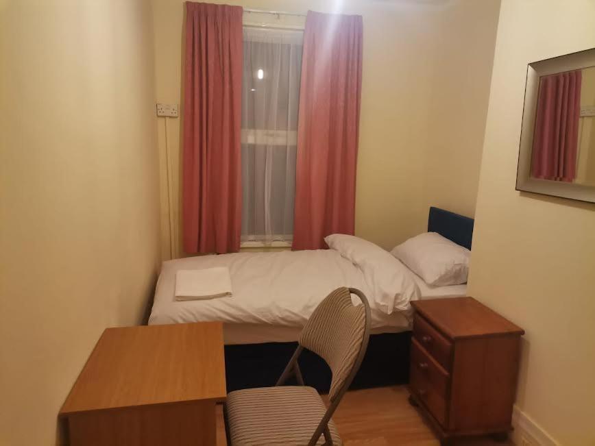 Single Bedroom Near London Seven Kings Train Station Ίλφορντ Εξωτερικό φωτογραφία